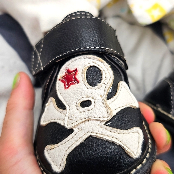 I Black Skull Crossbones Kids Shoes Sz 3 - Picture 2 of 9